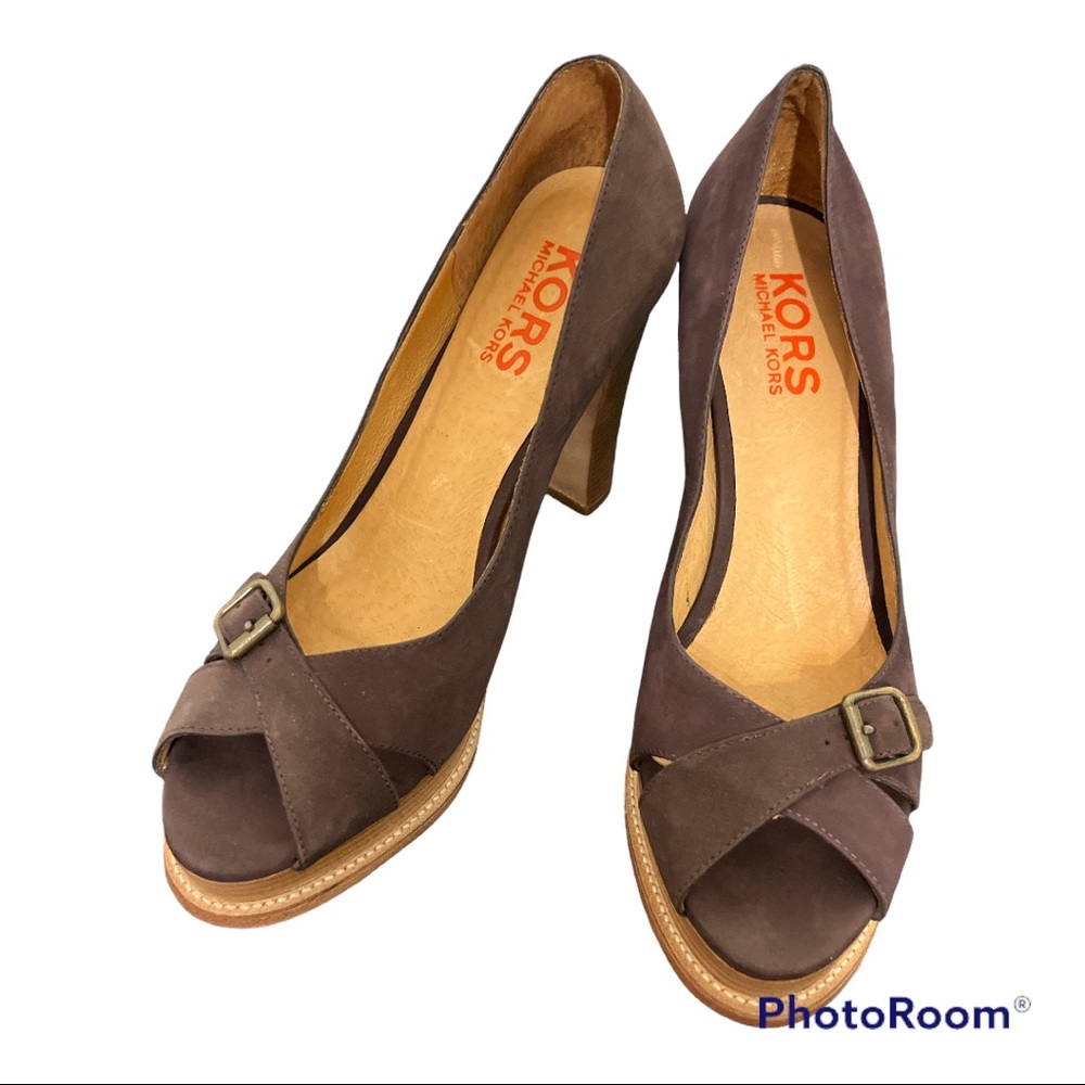 Michael Kors Women's sandals in leather size 10M made in Brazil.